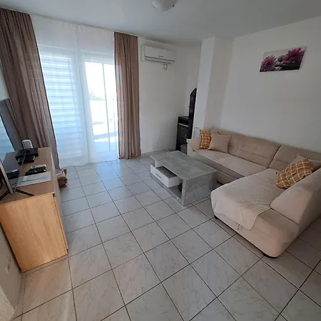 Kaja Apartment *